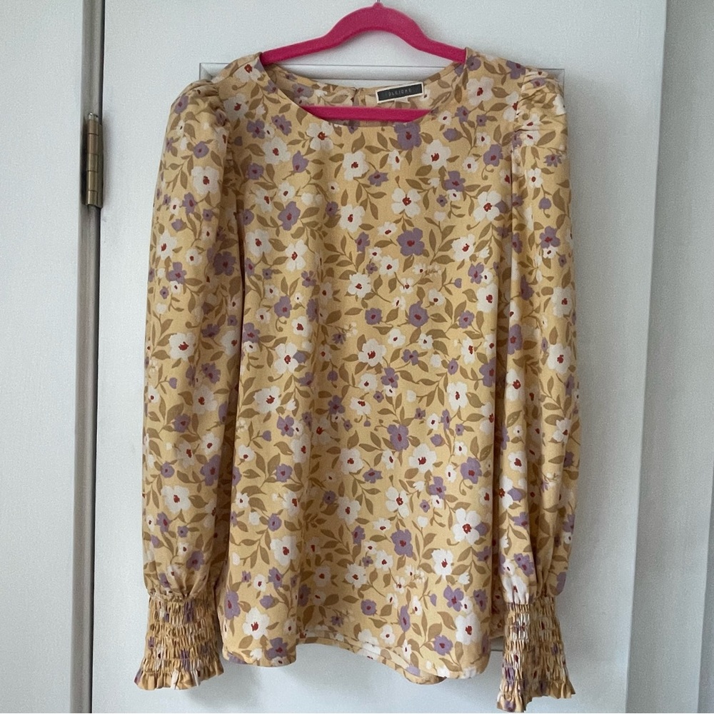 Sweet floral top with puffed shoulders
